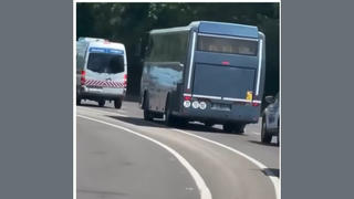 Tényellenőrzés: NEM migránsokat szállítottak Magyarországra a videón látható, rendőri kísérettel közlekedő buszok