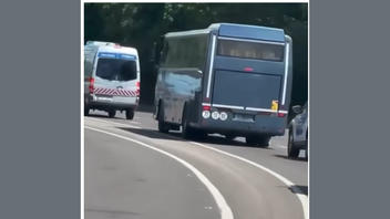 Tényellenőrzés: NEM migránsokat szállítottak Magyarországra a videón látható, rendőri kísérettel közlekedő buszok
