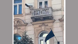 Tényellenőrzés: NEM a 2026 júniusi migráció-ellenes tüntetés után került a miniszterelnök irodájának épületére a "lézer" szerkezet